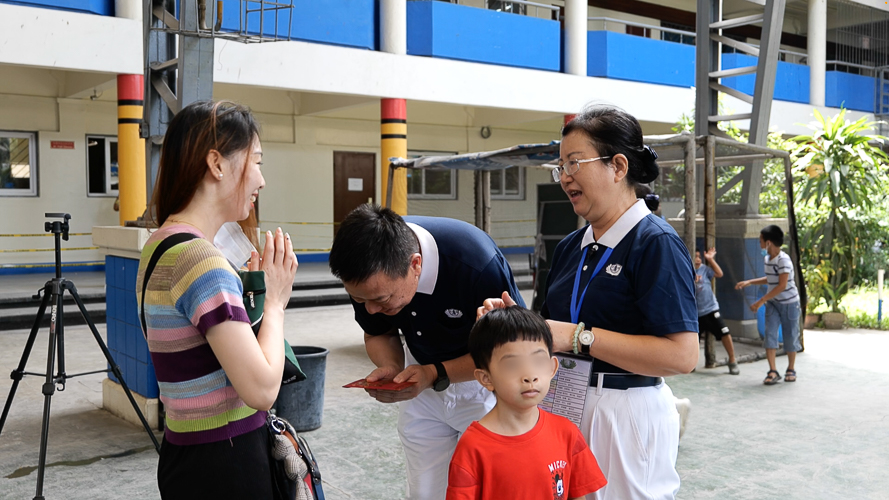 Liu Fang expresses her gratitude to the Tzu Chi Foundation with a donation handed to Tzu Chi Davao Chapter OIC Nelson Chua and Tzu Chi volunteer Winnie Uy.【Photo by Jeaneal Dando】