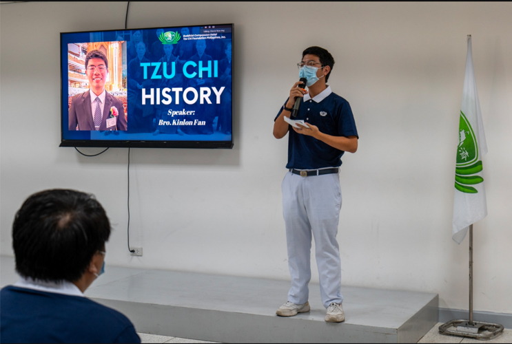 Once a member of Tzu Chi Youth, Kinlon Fan leads a discussion on Tzu Chi’s history in a Humanity class for new scholars in the college level. 【Photo by Jeaneal Dando】