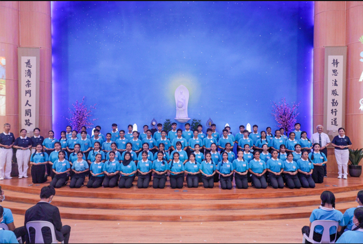 Tzu Chi Foundation’s latest batch of scholars gathers for a group photo at the Jing Si Auditorium of Buddhist Tzu Chi Campus in Sta. Mesa, Manila. 【Photo by Kinlon Fan】