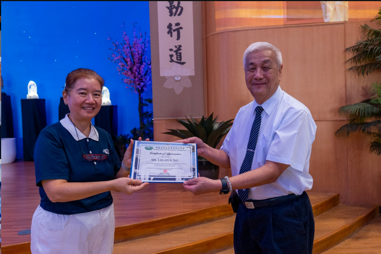 A longtime volunteer of Tzu Chi’s mission of education, Ligaya Ng (left) receives a certificate of appreciation from Tzu Chi Philippines CEO Henry Yuñez. 【Photo by Jeaneal Dando】