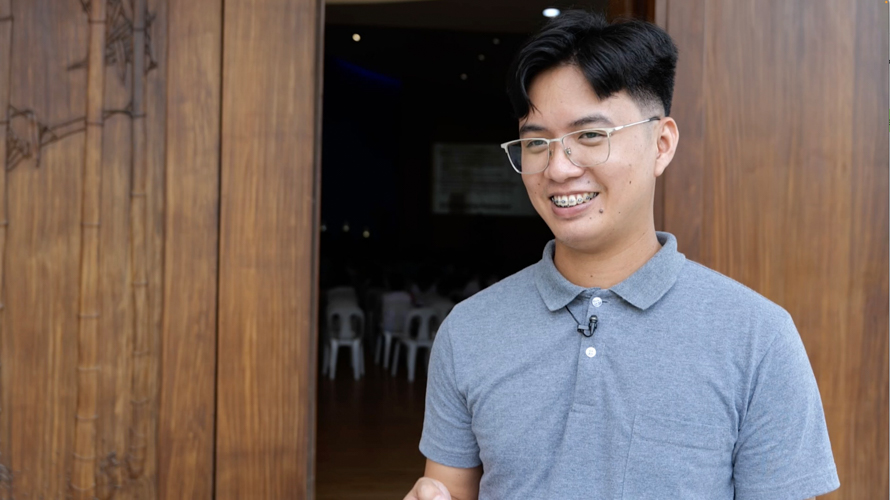 Joseph Ian Manlulu, a volunteer under the educational assistance program of Tzu Chi’s Charity Department, congratulates Tzu Chi’s latest batch of scholars. “We hope they study well and learn many things from the succeeding Humanity classes, so they can apply them in their daily lives.” 【Photo by Jeaneal Dando】