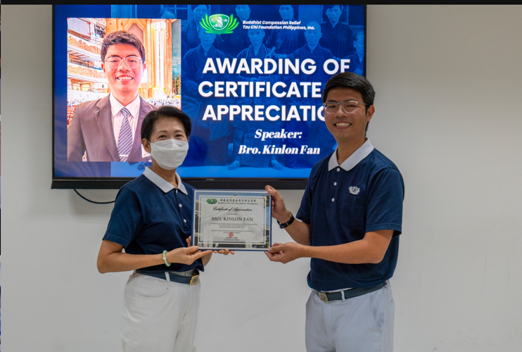 Tzu Chi Philippines Deputy CEO Woon Ng (left) presents Kinlon Fan with a certificate of appreciation for delivering a talk on the history of Tzu Chi Foundation and Dharma Master Cheng Yen. 【Photo by Jeaneal Dando】