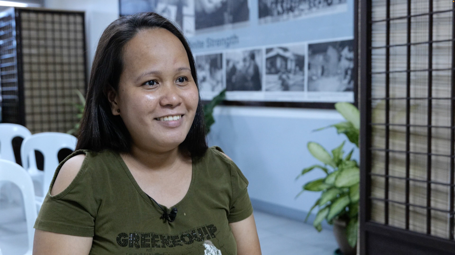 Monyeen expresses immediate relief after the session. “I feel light and relaxed. I want to thank Tzu Chi for this free acupuncture. It’s expensive outside,” she says. 【Photo by Harold Alzaga】