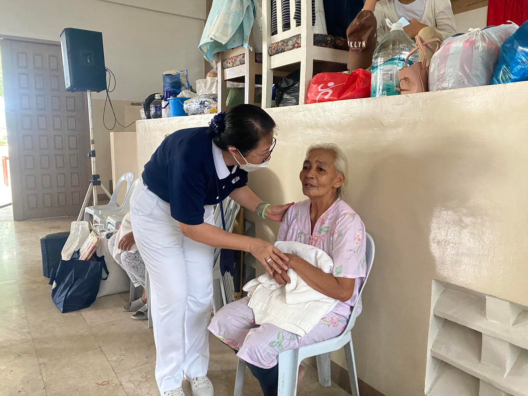 Tzu Chi Zamboanga volunteer checks up on an evacuee in Brgy. Sta. Maria, Zamboanga City.