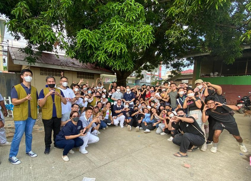 Tzu Chi Zamboanga volunteers and other youth volunteers pose for a group photo after a relief distribution in Brgy. Sta. Maria.