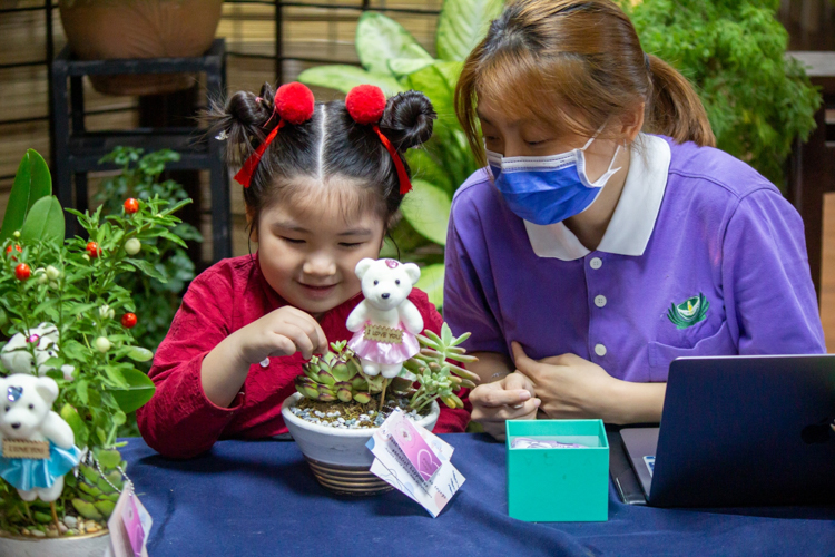 Guests purchase flowers arranged by Tzu Chi Youth for fundraising. 【Photo by Marella Saldonido】