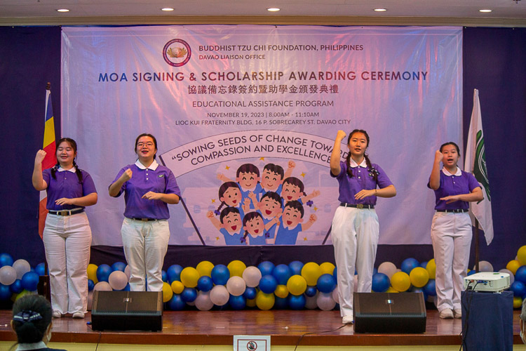 Tzu Chi Youth from Davao showcase a sign language performance. 【Photo by Matt Serrano】