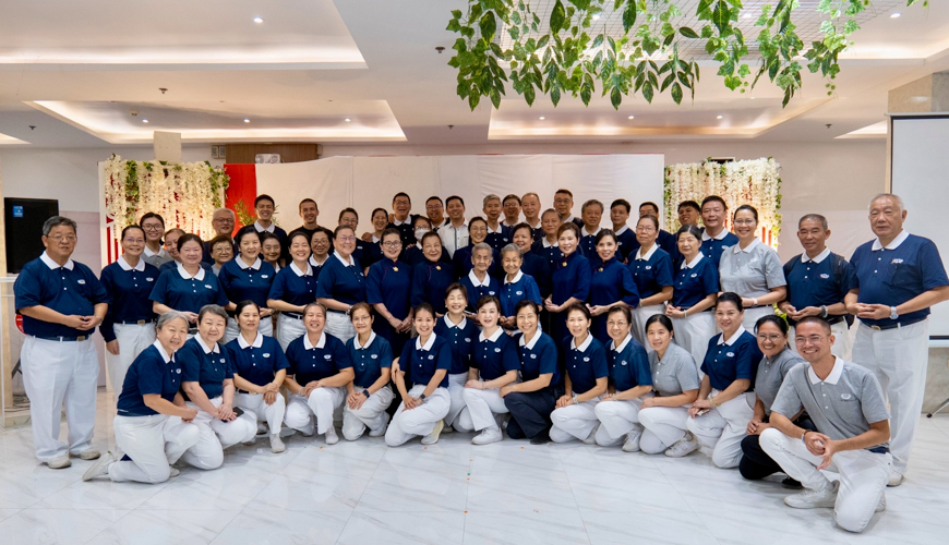 Tzu Chi volunteers pose for a group photo during a thanksgiving dinner on April 6.【Photo by Harold Alzaga】
