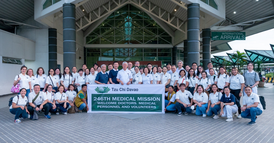Tzu Chi International Medical Association (TIMA) doctors arrive at the Davao International Airport on July 19. 【Photo by Daniel Lazar】