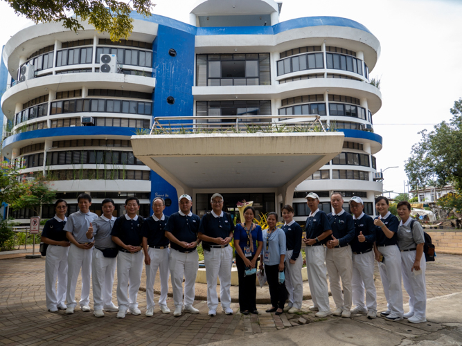 Volunteers take a tour of the Iloilo Science and Technology University. 【Photo by Jeaneal Dando】