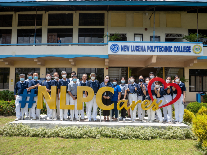 Volunteers take a tour of the New Lucena Polytechnic College in Iloilo. 【Photo by Jeaneal Dando】