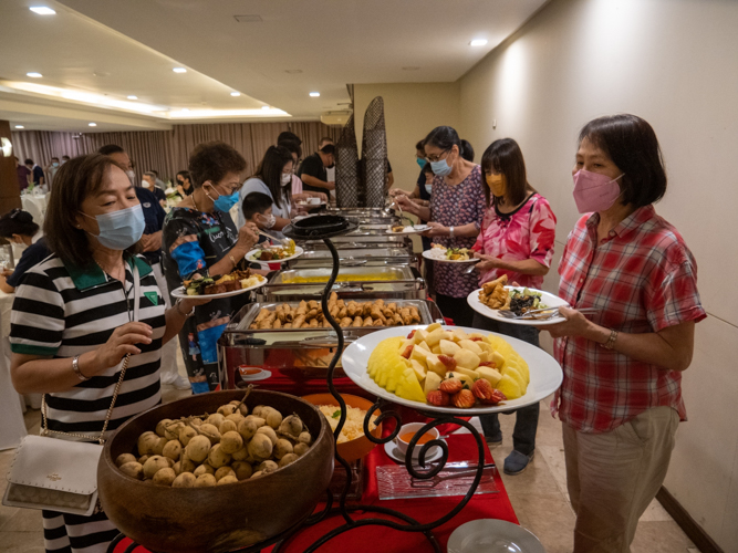 Guests from Iloilo enjoy sumptuous vegetarian dinner prepared by Manila volunteers. 【Photo by Jeaneal Dando】