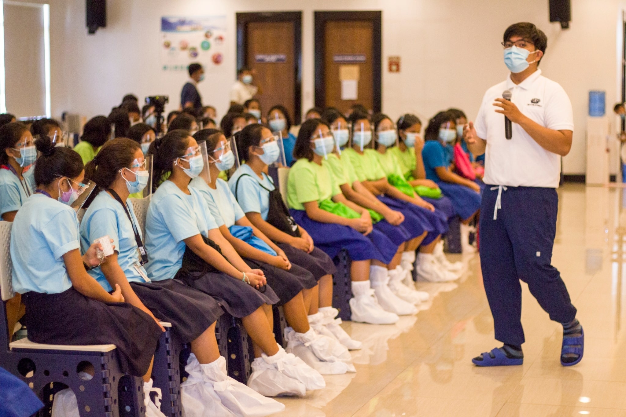 Apart from the free eye checkup, students also enjoy the opportunity to learn more about Tzu Chi from its staff and volunteers.【Photo by Matt Serrano】