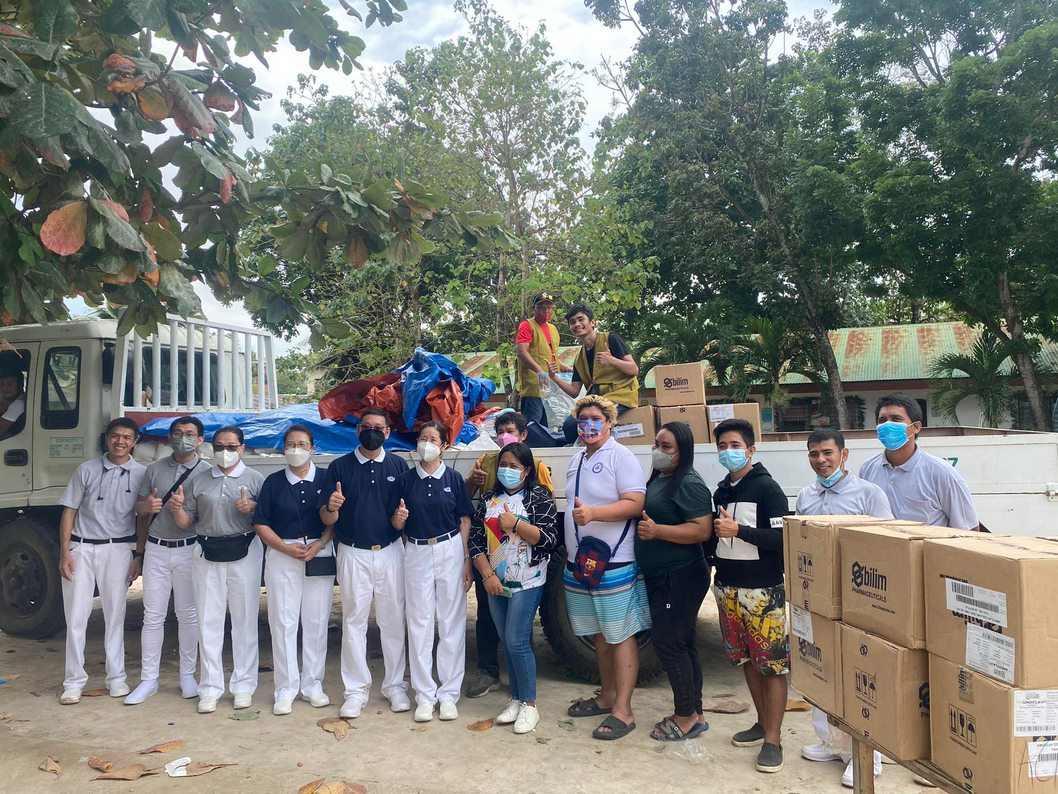 Tzu Chi Zamboanga volunteers pose for a group photo at Talon-Talon Elementary School.