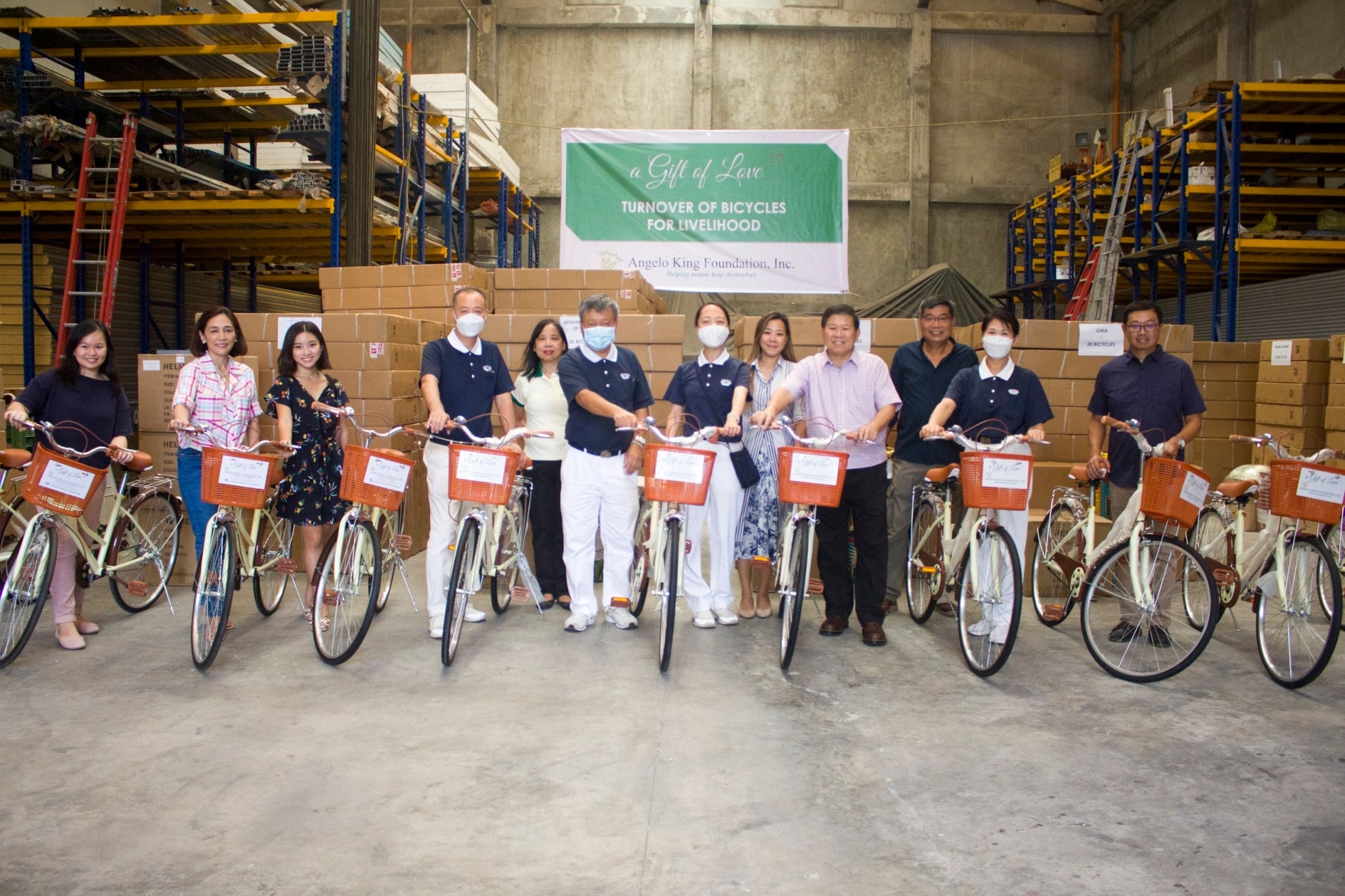 Angelo King Foundation, Inc. (AKFI) donates 50 units of bicycle to Tzu Chi Philippines.【Photo by Matt Serrano】