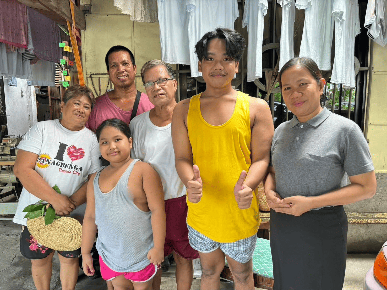 Tzu Chi volunteer Julie Collado (first from right) poses for a photo with Don and his family. 