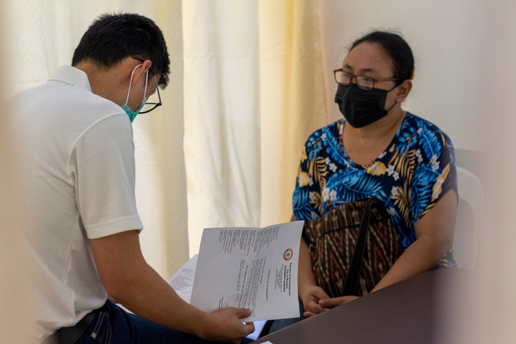 Veronica Tambong consults Dr. Stanley Chua about her concern on hip pain and numbness in her legs. 【Photo by Harold Alzaga】