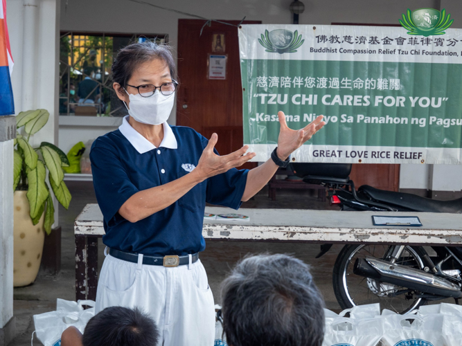 “We hope you continue this cycle of love that Tzu Chi has shared with you,” says volunteer Atty. Elvira Chua. 【Photo by Kendrick Yacuan】