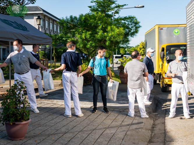 Tzu Chi volunteers and scholars help distribute rice and groceries to beneficiaries.【Photo by Daniel Lazar】