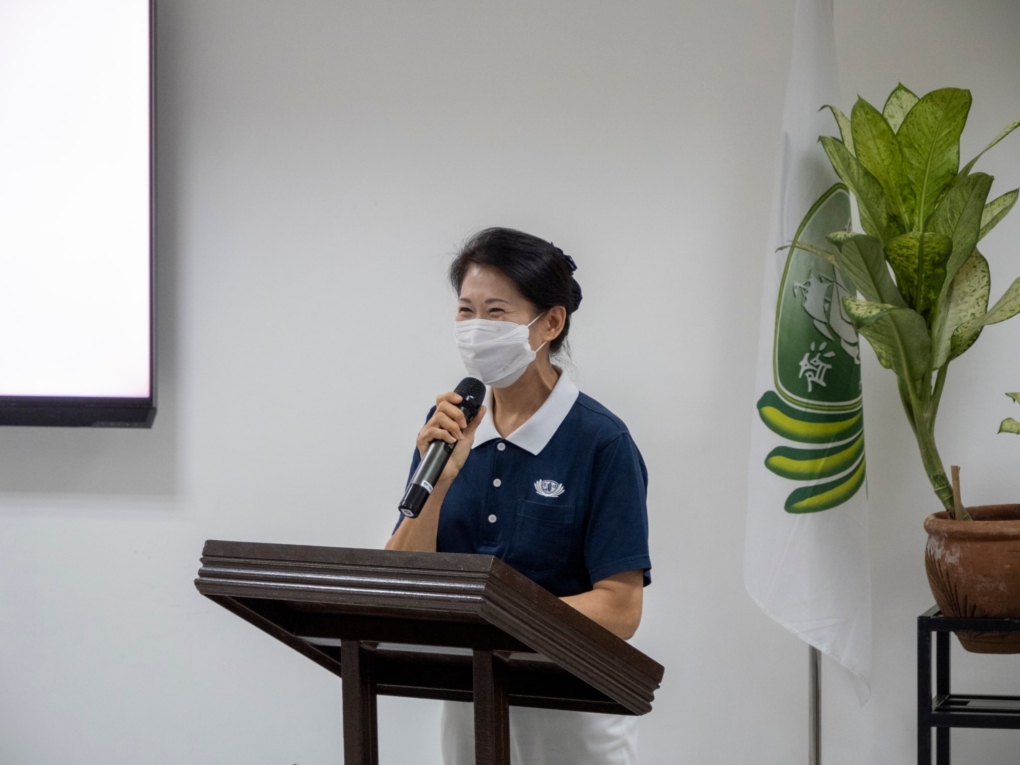 Tzu Chi Philippines Deputy CEO Woon Ng thanks and welcomes guests from attending universities.