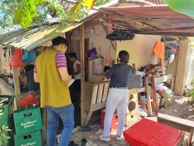 Tzu Chi volunteers visit an applicant from Zamboanga for the initial screening.