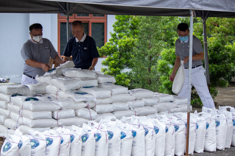 Each beneficiary received two 10-kg sacks of rice as well as an assortment of grocery items. 【Photo by Matt Serrano】