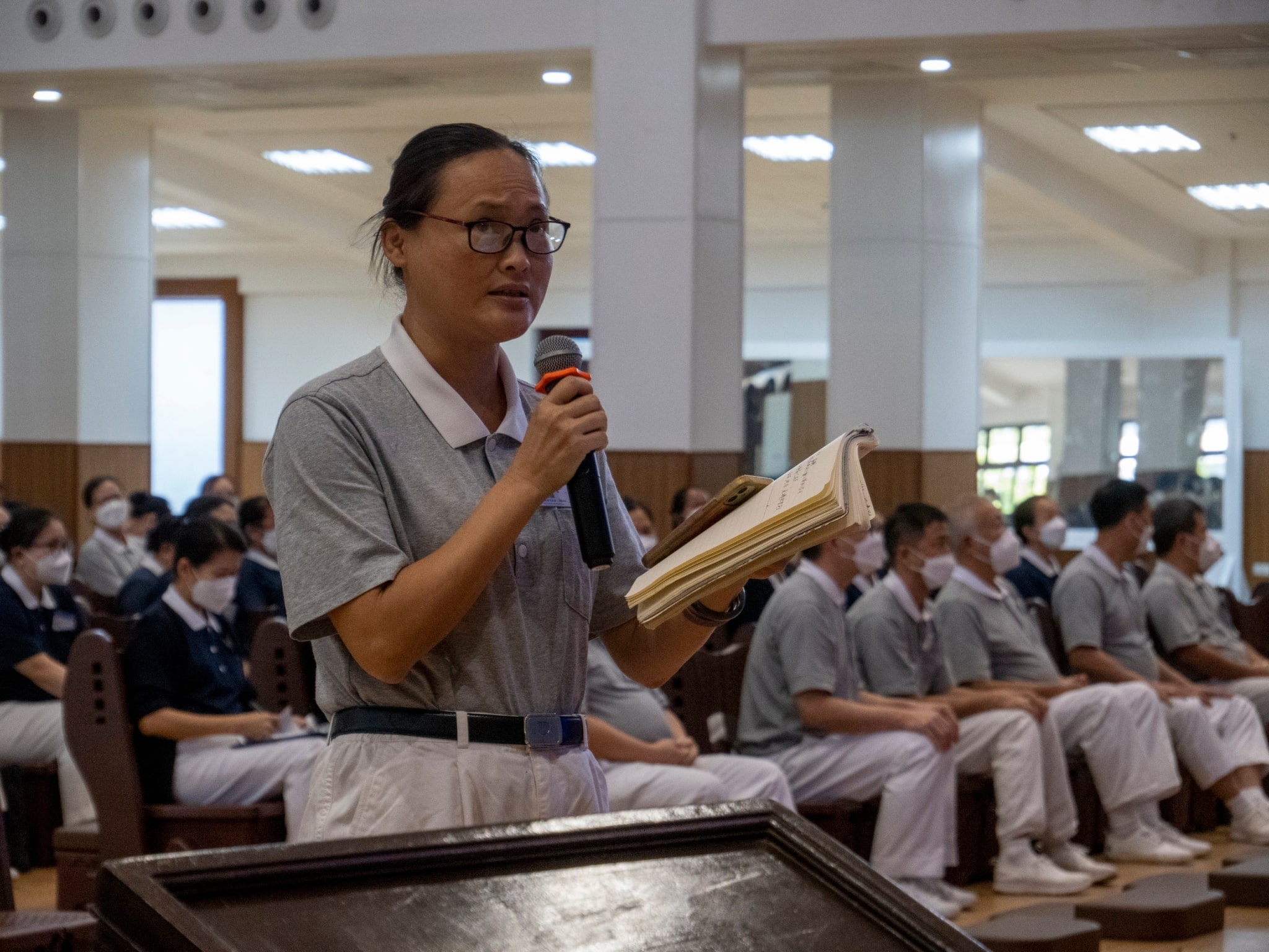 Representing volunteers in the Philippines, Huang Ya Hong told Master Cheng Yen about what she learned during the three-day camp.【Photo by Matt Serrano】