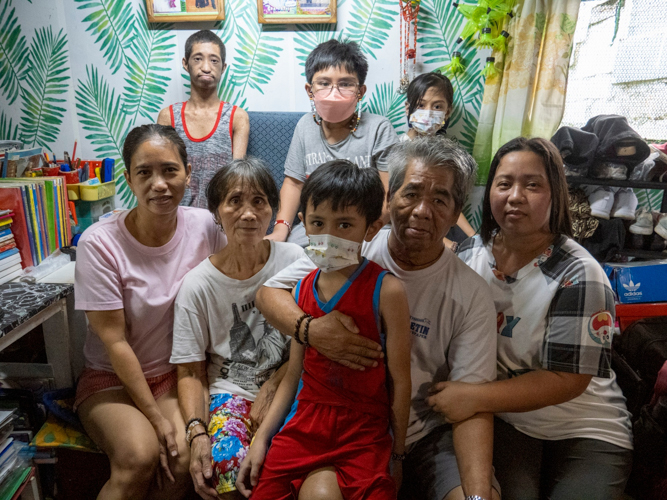 United in good and bad times, the Oquendo family are (back, from left) grandkids Jasper, Timothy, Princess (front, from left), daughter and solo parent Jocelyn, mother Myrna, grandson Prince, father Gene, and daughter Janice. 【Photo by Matt Serrano】