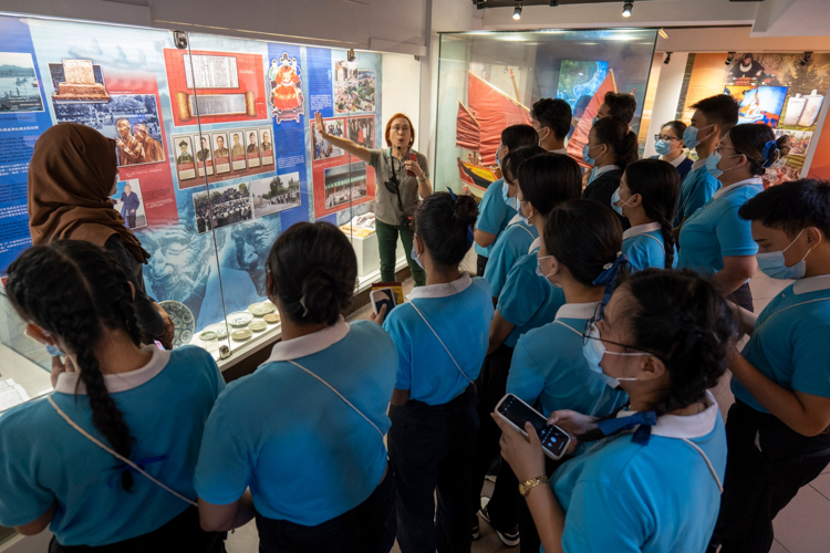 Tour guides discuss the relevant contributions of Chinese in various aspects of Philippine life. 【Photo by Matt Serrano】