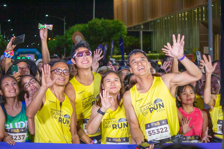 This year’s Galaxy Watch Earth Day Run saw 10,000 runners—including celebrities Donnie Pangilinan and Gardo Versoza and over 60 Tzu Chi volunteers—sign up for the 21K, 10K, and 5K categories. Organized by Runrio, the annual run was held at the SM Mall of Asia concert grounds on April 21. 【Photo by Matt Serrano】