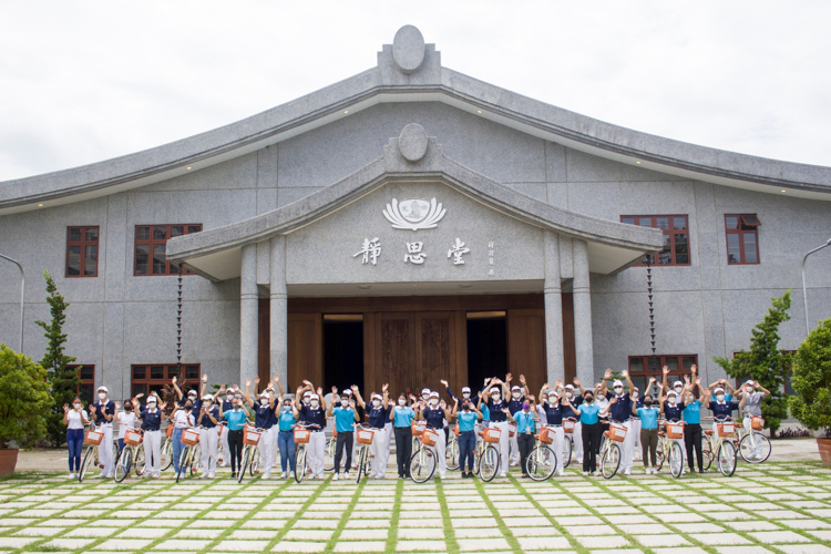 Tzu Chi volunteers pose with the 26 scholars chosen to receive brand-new bikes donated by Angelo King Foundation, Inc. 【Photo by Matt Serrano】