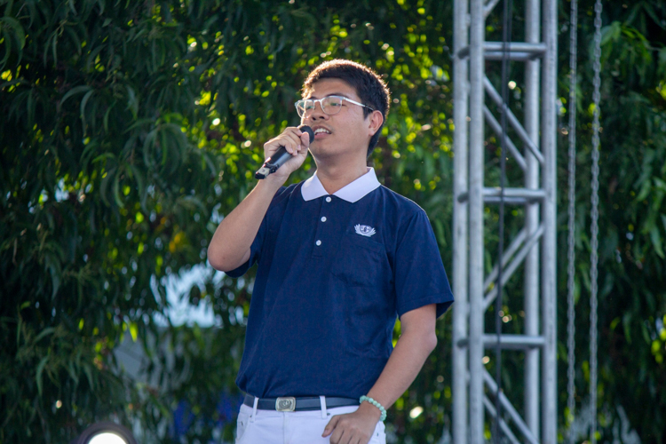 Before the awarding of the fastest runners, Tzu Chi volunteers went on stage to perform the Veggie Song, with volunteer Kinlon Fan hosting and singing and other volunteers signing the song. 【Photo by Matt Serrano】