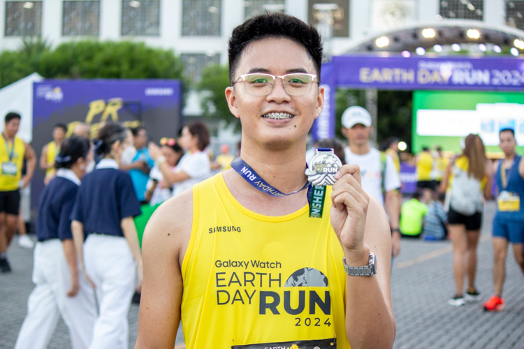 Over 60 Tzu Chi volunteers participated in this year’s Galaxy Watch Earth Day Run organized by Runrio. Here, some of them proudly display their finisher medals. 【Photo by Matt Serrano】