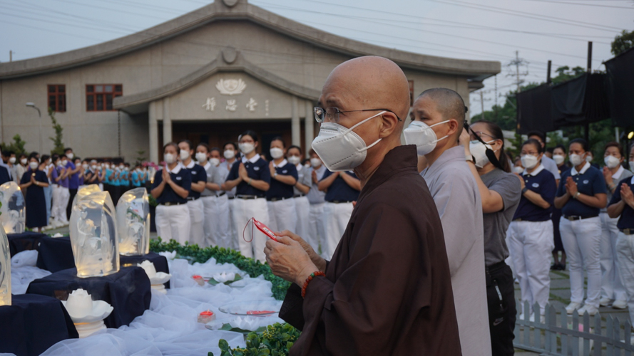 A Dharma Master clasps a blessing charm from the Buddha Bathing ceremony. 【Photo by Jenielyn Sy Lao】
