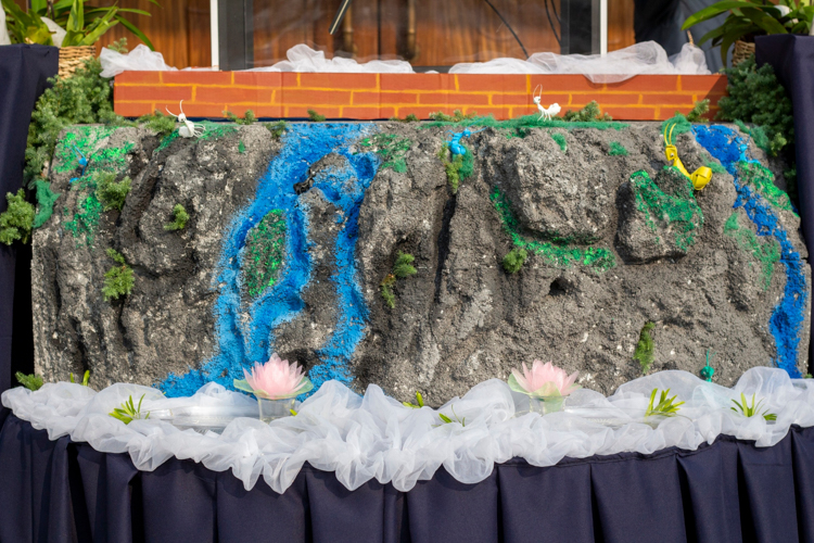 Made of Styrofoam and recycled cardboard, the mountain prop was a months-in-the-making challenge for volunteers who nearly gave up when their earliest attempts failed. “It was all about trusting the process,” says volunteer Nathania Tan. “Like Master Cheng Yen says, we have to have faith in what we do so we can achieve what we want.” 【Photo by Matt Serrano】