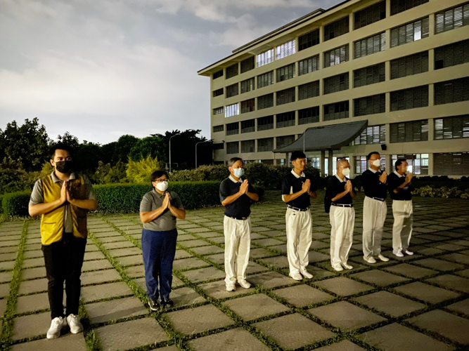 Volunteers pray for a safe trip before leaving Manila for Dingalan, Aurora. 【Photo by Harold Alzaga】