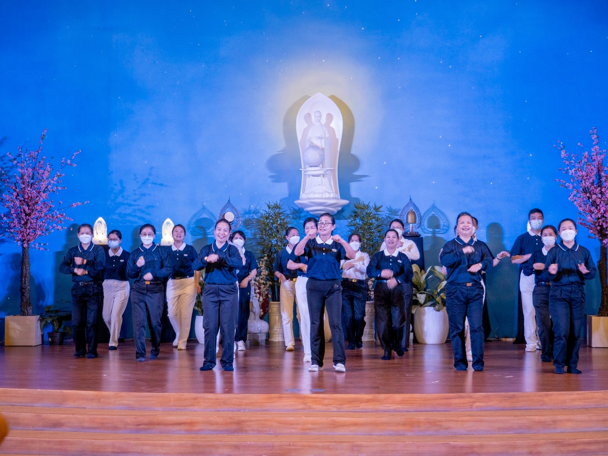 In keeping with the celebratory mood, volunteers performed songs, dances, and an excerpt from the Sutra of Immeasurable Meanings.【Photo by Matt Serrano】