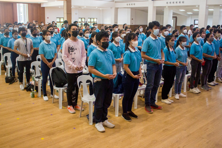 Scholars attend a short program before claiming their rice and grocery benefits. 【Photo by Matt Serrano】