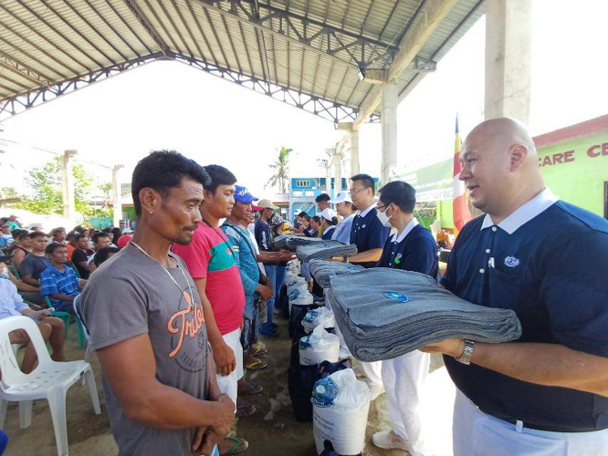 A simultaneous relief distribution is held at Brgy. Sta. Rosa, Abulug, Cagayan on August 20. 【Photo by Johnny Kwok】