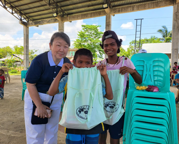 Students from Brgy. Sta. Rosa, Abulug, Cagayan are happy to receive school supplies from Tzu Chi volunteers. 【Photo by Johnny Kwok】
