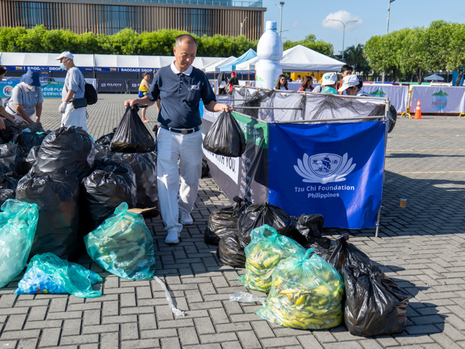 As advocacy partner of Runrio’s Galaxy Watch Earth Day Run, Tzu Chi volunteers set up trash bins in the area for runners to properly dispose of their garbage. The trash was later collected and brought to Tzu Chi’s recycling station. 【Photo by Matt Serrano】