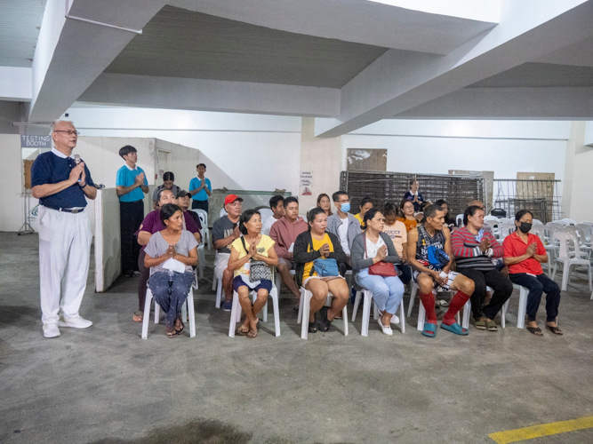 The Tzu Chi dental mission on August 12 in Angeles, Pampanga, began with a prayer led by Tzu Chi volunteers and scholars.