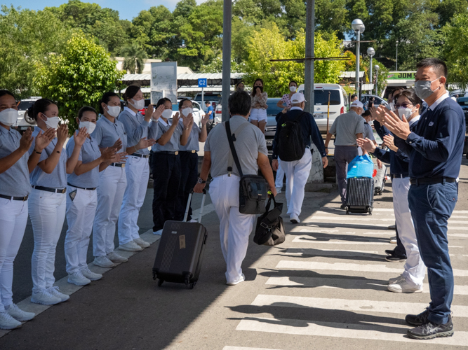 Tzu Chi Davao volunteers cheerfully welcome Manila volunteers at the Davao International Airport. 【Photo by Matt Serrano】