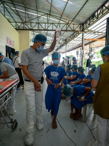 Tzu Chi Zamboanga volunteer Aldizhar Abdulaup guides patient to the waiting area. 【Photo by Daniel Lazar】