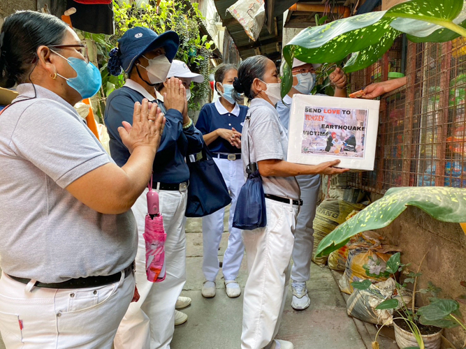 Tzu Chi volunteers go house to house in Brgy. Malanday, Marikina City to seek donations for the earthquake victims in Turkey and Syria. 【Photo by Matt Serrano】