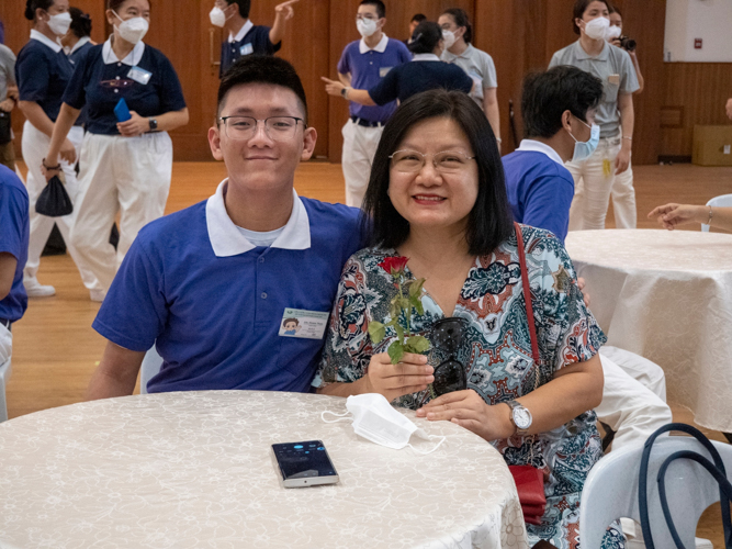 Alstein Lim is welcomed by his mother at the camp’s closing ceremony. 【Photo by Harold Alzaga】