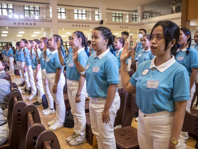 Scholars take the Tzu Chi Alumni Oath during the graduation ceremony. 【Photo by Matt Serrano】