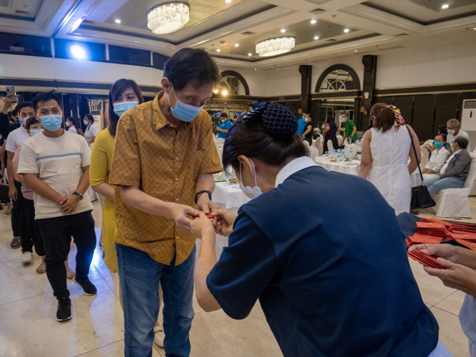 Guests receive angpao (red envelope), a gift from the Tzu Chi founder Dharma Master Cheng Yen. 【Photo by Jeaneal Dando】