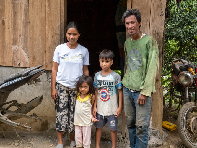 Armando Dusonan Jr. with his wife and two children. 【Photo by Matt Serrano】