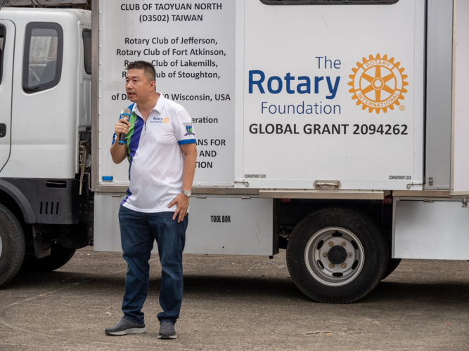 “This really is a blessing for me because we don’t get all the opportunity to be of service. I feel thankful that I’m given this opportunity to be able to help,” said Atty. Eduardo Escaño, volunteer lawyer for Tzu Chi and former president of Rotary Club of Forbes Park. 【Photo by Harold Alzaga】